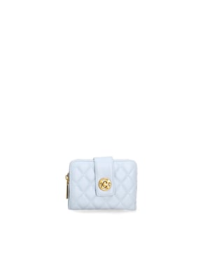 Damenbrieftasche mit Drehverschluss. Innentaschen für Kartenhalter, Geldscheinhalter und Münzhalter. eine Rückseite mit Reißverschluss-Außentaschen. fehlender Schultergurt. fehlender Griff. ein Innenfach.  Außenmaterial: Innenmaterial: 100 % Polyester. Maße: 9x10x2 cm. Modeprodukt