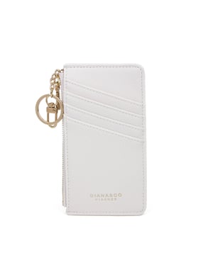 Cartera de mujer. El cierre es con cremallera. Faltan bolsillos internos. Los bolsillos exteriores son tarjeteros. Falta la correa para el hombro. Falta el mango. Hay un compartimento interno. El material exterior es Cuero Vegano/Pu. Internamente no está forrado. Medidas: 15x19x1 cm. Producto de moda