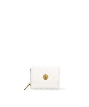 Cartera de mujer. El cierre es con cierre de giro. Los bolsillos internos son tarjeteros para billetes y monedas. Los bolsillos externos son uno en la espalda con cremallera. Falta la correa para el hombro. Falta el mango. Hay un compartimento interno. El material externo es 100%PU. Internamente es 100% Poliéster. Medidas: 13x10x4 cm. Producto de moda