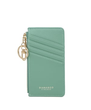 Cartera de mujer. El cierre es con cremallera. Faltan bolsillos internos. Los bolsillos exteriores son tarjeteros. Falta la correa para el hombro. Falta el mango. Hay un compartimento interno. El material exterior es Cuero Vegano/Pu. Internamente no está forrado. Medidas: 15x19x1 cm. Producto de moda