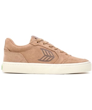 Introducing the Cariuma Vallely trainers for eco-friendly style and comfort. They feature a soft suede upper, in a lightweight silhouette, organic cotton laces, a cushioned memory foam insole for casual comfort and a sturdy rubber sole for traction. Embrace cool, laid-back designs with a good conscience and enhance your wardrobe with these branded skater kicks.