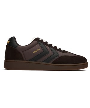 Mit einem retro-inspirierten Design prÃ¤sentiert der Hummel VM78 CPH eine zeitlose braune Wildledersilhouette, die sich mÃ¼helos in Ihre Freizeitgarderobe einfÃ¼gt. Diese niedrig geschnittenen Sneaker bieten dank ihrer stÃ¼tzenden EVA-Zwischensohle und der langlebigen Gummilaufsohle ganztÃ¤gigen Tragekomfort. Das charakteristische T-Toe-Finish verleiht diesen vielseitigen, vom Skateboarding beeinflussten Schuhen einen besonderen Charakter. Diese Hummel Sneaker, perfekt fÃ¼r Wochenendabenteuer oder entspanntes Alltagstragen, verbinden dÃ¤nisches Designerbe mit praktischen Performance-Eigenschaften.