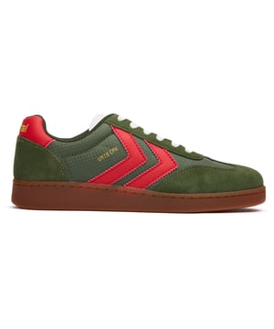 Die Hummel VM78 CPH Sneaker verbinden klassisches Design mit modernem Komfort und prÃ¤sentieren sich in einem edlen grÃ¼nen Veloursleder-Finish. Die niedrige Silhouette und das klassische T-Toe-Detail wÃ¼rdigen das Erbe der Skatewear, wÃ¤hrend die gepolsterte EVA-Zwischensohle Ihre FÃ¼ÃŸe bei allen tÃ¤glichen AktivitÃ¤ten unterstÃ¼tzt. Gummisohlen bieten zuverlÃ¤ssigen Grip, egal ob Sie in der Stadt unterwegs sind oder einfach nur entspannen. Diese vielseitigen Freizeitschuhe bieten die perfekte Balance zwischen Retro-Ã„sthetik und praktischer FunktionalitÃ¤t.