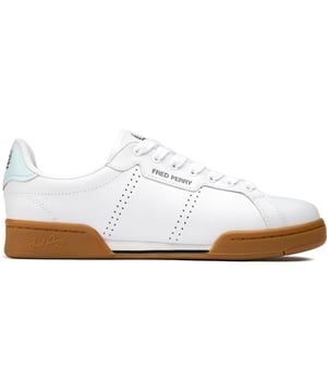 Presentamos las zapatillas Fred Perry B722, donde el estilo clásico de la cancha se encuentra con un toque contemporáneo. Confeccionadas con un elegante upper de cuero blanco y un interior forrado de lona para mayor comodidad, estas zapatillas cuentan con una suela de goma duradera para agarre y longevidad. La construcción de suela tipo cup asegura soporte, mientras que el logotipo grabado de Fred Perry añade una sofisticación icónica. Eleva cualquier atuendo con las Fred Perry B722.