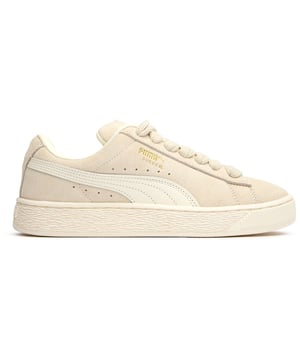 Omarm retro flair met een eigentijdse twist met de Puma Suede XL damessneakers. De natuurlijke kleurstelling toont een hoogwaardige suède constructie voor een luxueuze touch, terwijl de extra grote tong en kraag die felbegeerde oversized uitstraling creëren. Het Puma-merklogo in reliëf en foliedruk voegt subtiele verfijning toe en de mesh voering zorgt voor ademend vermogen. De duurzame rubberen zool biedt betrouwbare grip voor een hele dag stedelijke avonturen. Een vernieuwde klassieker die je casual stijl moeiteloos naar een hoger niveau tilt.