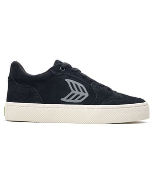Introducing the Cariuma Vallely trainers for eco-friendly style and comfort. They feature a soft suede upper, in a lightweight silhouette, organic cotton laces, a cushioned memory foam insole for casual comfort and a sturdy rubber sole for traction. Embrace cool, laid-back designs with a good conscience and enhance your wardrobe with these branded skater kicks.