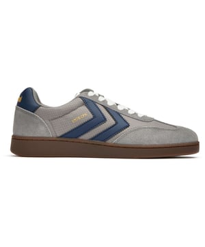 Der Hummel VM78 CPH vereint Skate-inspirierten Stil mit alltÃ¤glichem Tragekomfort. Mit seinem eleganten grauen Veloursleder-Obermaterial und der langlebigen Gummisohle bietet dieser Sneaker sowohl optische AttraktivitÃ¤t als auch praktische FunktionalitÃ¤t. Die niedrige Silhouette sorgt fÃ¼r eine schlanke Optik, wÃ¤hrend das charakteristische T-Toe-Finish dem Design eine besondere Note verleiht. Dank der reaktionsfreudigen EVA-Zwischensohle eignen sich diese vielseitigen Hummel Sneaker perfekt fÃ¼r urbane Abenteuer wie auch fÃ¼r entspannte soziale AnlÃ¤sse.