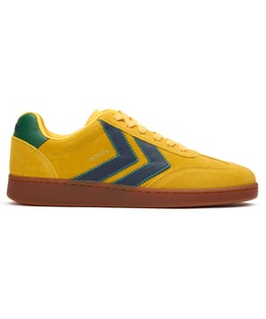 Schritte in den urbanen Dschungel mit den Hummel VM78 CPH Skatetrainern. Das weiche Veloursleder-Obermaterial in Senfgelb hebt sich von der Gummisohle ab, während die EVA-Zwischensohle jeden Schritt dämpft. Mit ihrem ikonischen T-Zehen-Design und der niedrigen Silhouette verleihen diese lässigen Sneaker einen Hauch von retro Stil, ideal für komfortables Cruisen durch die Straßen.