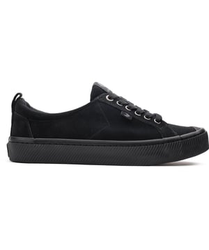 Jump into these Cariuma Oca Low trainers for eco-friendly style and comfort. These lace-up sneakers feature a soft suede upper, a cushioned memory foam insole for casual comfort, and a sturdy rubber sole for traction. Embrace fashion-forward, laid-back designs with a good conscience and enhance your wardrobe with these branded skater kicks.