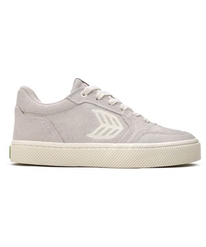Maak kennis met de Cariuma Vallely trainers voor stijlvolle en comfortabele milieuvriendelijke mode. Ze hebben een zacht suède bovenwerk, een lichte vorm, organische katoenen veters, een gevoerde memory foam inlegzool voor casual comfort en een stevige rubberen zool voor grip. Omarm coole, casual ontwerpen met een goed geweten en verrijk je garderobe met deze merk skate sneakers.