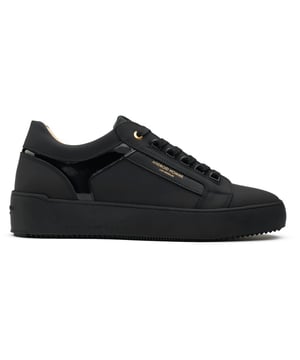 Presentamos la epítome de la sofisticación nocturna, estas zapatillas Android Homme Venice presentan un conjunto negro tono sobre tono que combina cuero mate en forma de goma con charol brillante. Esta zapatilla AH cuenta con herrajes dorados, detalles en el talón, las coordenadas de LA y logotipos del diseñador para un acabado sutil, pero lujoso.