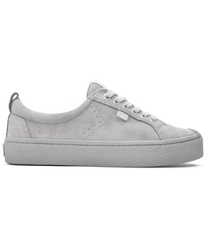 Jump into these Cariuma Oca Low trainers for eco-friendly style and comfort. These lace-up sneakers feature a soft suede upper, a cushioned memory foam insole for casual comfort, and a sturdy rubber sole for traction. Embrace fashion-forward, laid-back designs with a good conscience and enhance your wardrobe with these branded skater kicks.