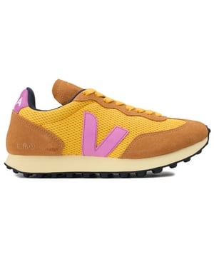 Die grünen Veja Rio Schnür-Laufschuhe sind in Brasilien aus ökologischen und nachhaltigen Materialien hergestellt. Sie verfügen über ein Obermaterial aus recyceltem Mesh mit Overlay aus Wildleder und Leder, ein Innenfutter aus Bio-Baumwolle und eine erweiterte PU- und Bio-Baumwoll-Einlegesohle. Das ikonische V-Logo an der Seite und das eingeprägte Branding auf der Zunge zeigen das Veja-Gen.