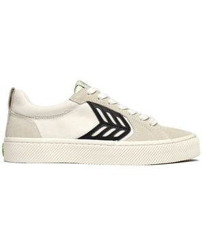 Jump into these Cariuma Catiba trainers for eco-friendly style and comfort. They feature a soft, LWG-certified leather upper, recycled nylon mesh linings, organic cotton laces, a cushioned foam insole for casual comfort and a sturdy rubber sole for traction. Embrace cool, laid-back designs with a good conscience and enhance your wardrobe with these branded skater kicks in white colourway with distinctive branding.