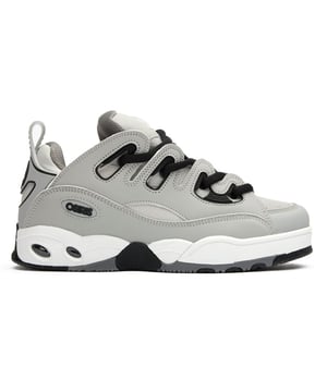De Osiris D3 E tilt skatemode naar een hoger niveau met zijn robuuste leren constructie en opvallende grijze kleurstelling. Deze opvallende herensneakers tonen Osiris' iconische design-DNA met een oversized, gewatteerde tong en een gewatteerde kraag voor maximaal comfort. Prestatiegerichte eigenschappen zijn onder andere een responsieve EVA-binnenzool en strategisch geplaatste luchtzakken in de tussenzool die de impact tijdens tricks absorberen. Het kenmerkende Osiris-loopvlakpatroon biedt betrouwbare grip wanneer je die het meest nodig hebt, waardoor deze sneakers even functioneel als opvallend zijn.