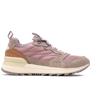 Camina hacia el futuro con zapatillas inspiradas en el pasado. Las zapatillas Alpine 83 Recraft de Merrell aportan frescura y un estilo ecológico a la icónica silueta Alpine de Merrell con sus características recicladas y actualizaciones innovadoras. Rediseñadas con detalles modernos para caminatas, que incluyen una suela exterior resistente, una plantilla de espuma acolchada y una construcción elástica tipo botín para un diseño moderno, estas zapatillas se ganarán un lugar en la parte superior de tu zapatero.