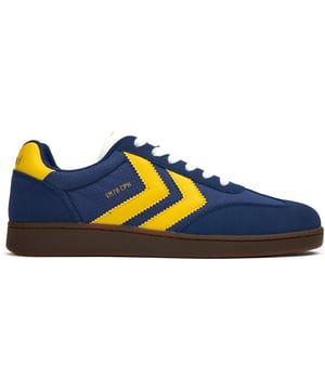Die Hummel VM78 CPH Sneaker verbinden zeitlosen Skatestyle mit modernem Komfort. Gefertigt aus hochwertigem blauen Veloursleder und einer strapazierfÃ¤higen Gummisohle bieten diese flachen Freizeitschuhe zuverlÃ¤ssige Traktion und urbanen Charme. Die EVA-Zwischensohle sorgt fÃ¼r leichte DÃ¤mpfung bei ganztÃ¤gigem Tragen, wÃ¤hrend das klassische T-Toe-Finish einen charakteristischen Retro-Touch verleiht. Diese Hummel Sneaker, perfekt kombinierbar mit Jeans oder Shorts, prÃ¤sentieren mÃ¼heloses dÃ¤nisches Design fÃ¼r Ihre tÃ¤gliche Schuhrotation.