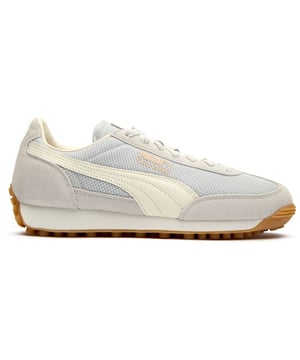 PUMA Easy Rider Premium ofrece un estilo clásico con comodidad moderna. Estas zapatillas para hombres en gris combinan un upper de gamuza premium con la icónica silueta de running que definió el estilo de pista de los años 70. La suela de EVA proporciona una amortiguación ligera, mientras que la suela de goma asegura una tracción confiable para el uso diario. Con detalles pensados como plantillas acolchadas y agujetas de repuesto incluidas, estos zapatos informales ofrecen tanto herencia atlética como atractivo contemporáneo. Una adición atemporal a cualquier colección de zapatillas.