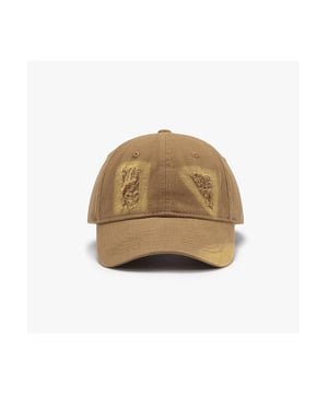 Gorra de béisbol de 1 pieza  
Hecha de algodón de alta calidad  
Presenta un acabado desgastado para un look vintage  
Importada  
Medidas del producto: Altura 5.1 in, Visera 2.8 in, Circunferencia 22-24 in  
Diseñada para mujeres  
Material: mezclilla de algodón