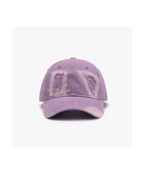 Gorra de béisbol de 1 pieza  
Hecha de algodón de alta calidad  
Presenta un acabado desgastado para un look vintage  
Importada  
Medidas del producto: Altura 5.1 in, Visera 2.8 in, Circunferencia 22-24 in  
Diseñada para mujeres  
Material: Denim de algodón