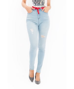 Die High Waist Jeans »Betty« von Queen Kerosin begeistert mit einer cleanen Waschung und hat als modisches Highlight ein Bandana in Vintage Optik als Gürtel! Die Skinny Fit Passform in Kombination mit der hohen Leibhöhe ist perfekt für verkürzte Oberteile und zaubert eine tolle Figur! Die elastische Baumwoll-Qualität sorgt für einen super Sitz und ein angenehmes Tragegefühl. Mit Pumps und Top wirkt die Hose elegant und ladylike, mit Sneakern und Oversize-Shirt dagegen lässig und unkompliziert.  High Waist Jeans von Queen Kerosin Baumwolle mit Stretch AnteilSkinny Fit / High WaistZip-Fly VerschlussPerfekt zu verkürzten Shirts oder Tops