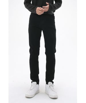 Estilo básico  
Sin elasticidad  
Composición del material: 72% algodón, 23% poliéster, 5% viscosa  
Instrucciones de cuidado: Lavar a máquina en frío, secar a baja temperatura  
Importado