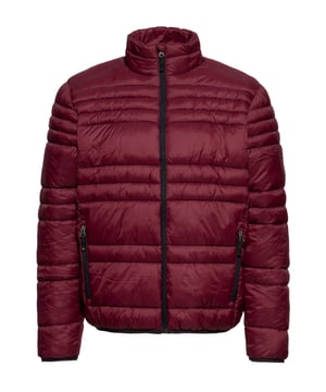 Die leichte Steppjacke von Oklahoma Jeans für Herren vereint lässigen Stil mit praktischen Funktionen. Die clevere Steppung sorgt für wohlige Wärme, während der Stehkragen und der elastische Gummizug am Saum dir zusätzlichen Schutz bieten. Die Ärmelabschlüsse liegen dank der elastischen Bündchen angenehm eng an und halten den Wind ab. Zwei praktische Reißverschlusstaschen und eine Innentasche bieten Platz für deine Essentials. Das kontrastfarbene Innenfutter setzt einen stylischen Akzent, der das zeitlose Design mit dem dezenten Logo am Oberarm perfekt abrundet – ideal für jeden Look, von casual bis sportlich.