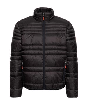 Die leichte Steppjacke von Oklahoma Jeans für Herren vereint lässigen Stil mit praktischen Funktionen. Die clevere Steppung sorgt für wohlige Wärme, während der Stehkragen und der elastische Gummizug am Saum dir zusätzlichen Schutz bieten. Die Ärmelabschlüsse liegen dank der elastischen Bündchen angenehm eng an und halten den Wind ab. Zwei praktische Reißverschlusstaschen und eine Innentasche bieten Platz für deine Essentials. Das kontrastfarbene Innenfutter setzt einen stylischen Akzent, der das zeitlose Design mit dem dezenten Logo am Oberarm perfekt abrundet – ideal für jeden Look, von casual bis sportlich.