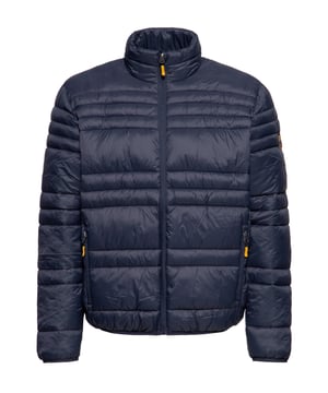 Die leichte Steppjacke von Oklahoma Jeans für Herren vereint lässigen Stil mit praktischen Funktionen. Die clevere Steppung sorgt für wohlige Wärme, während der Stehkragen und der elastische Gummizug am Saum dir zusätzlichen Schutz bieten. Die Ärmelabschlüsse liegen dank der elastischen Bündchen angenehm eng an und halten den Wind ab. Zwei praktische Reißverschlusstaschen und eine Innentasche bieten Platz für deine Essentials. Das kontrastfarbene Innenfutter setzt einen stylischen Akzent, der das zeitlose Design mit dem dezenten Logo am Oberarm perfekt abrundet – ideal für jeden Look, von casual bis sportlich.