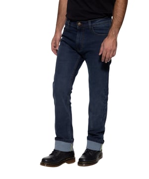 Was gibt es Schöneres wie die Freiheit auf seinem Bike sorgenlos  und unbeschwert zu genießen? Na klar, optimalen Schutz und einen fantastischen Look dabei! Mit der Motorrad-Jeans von King Kerosin ist Dir beides sicher! Von Außen eine legere Alltags-Jeans im klassischen 5-Pocket-Look mit dunkler Waschungen, doch bei einer Motorradhose zählen vor allem auch die inneren Werte. Deine Sicherheit liegt uns am Herzen, darum wurde unser Gewebe mit dem CE Siegel auf Sicherheitsstufe A getestet. Ausgezeichnet wird die mit zertifizierte Denimware durch eine hohe Reiß- und Scheuerfestigkeit, eine gute UV-Beständigkeit, Atmungsaktivität und ein geringes Gewicht, was Dich bestens auf das Biken vorbereitet. Endlich eine Motorradhose, die sich wie eine ganz normale Jeans anfühlt! Alles an dieser Hose ist auf das Fahren, also auch das Sitzen ausgelegt, darum findest Du in unserem ergonomischen Raider Fit den perfekten Sitz auf dem Bike. Der Fit beweist sich durch seine langen Beine, die trotz gebeugter Knie für ausgezeichneten Schutz sorgen und einem hohen Bund in der Hinterhose. Du kannst deine Motorradjeans auch ganz leicht aufrüsten: Die Protektoren lass sich ganz leicht mittels Klettverschlüssen an ihren individuellen Platz in den dafür vorgesehenen Protektorentaschen anheften, oder gar ganz herausnehmen. Außerdem kann je nach Belieben die dazu passende Motorradunterhose mit Hilfe eines verdeckten Reißverschlusses am Bund angezippt werden. Ein weiteres Detail besteht darin, dass keinerlei Nieten an der Hose zu finden sind um nichts zu verkratzen, so bleiben Du und Dein Bike stehts unversehrt. Ein echter Allrounder mit Stil, der Dich in jeder Situation begleitet!  Achtung: Die Hose fällt etwas klein aus.  KING KEROSIN: Mit King Kerosin verbindet man Rock'n'Roll, Rockabilly, Hot Rod, Motorrad und Biker. Mit den authentischen Designs, die dem Lifestyle der 50er Jahre nachempfunden sind, findet die Kultmarke besonders in der Vintage und Retro Szene großen Anklang! DESIGN: Mit dieser Damen Motorradjeans von Queen Kerosin machst Du die Straßen unsicher! Die robuste Motorradjeans verfügt über einen klassischen 5-Pocket Look, eine legere vintage Waschung, sowie über Protektorentaschen PASSFORM: Der Ergonomic Raider Fit mit geradem Bein ist vor allem für das Sitzen ausgelegt, darum bleiben die Hosenbeine trotz Kniebeuge in der perfekten Länge und der Bund in der Hinterhose ist etwas höhergeschnitten als vorne geschnitten, so steht einer langen Tour auf dem Bike nichts mehr im Weg MATERIAL: Das robuste Denimgewebe wurde auf Sicherheitsstufe A getestet und verfügt über das CE Siegel. Das Material erweist sich als besonders Reiß- und Scheuerfest, ist UV-abweisend, atmungsaktiv und verfügt über ein geringes GewichtKOMBINATIONSMÖGLICHKEITEN: Ein echter Allrounder, der sich durch sein stylisches Aussehen nicht nur zum Bike eignet!