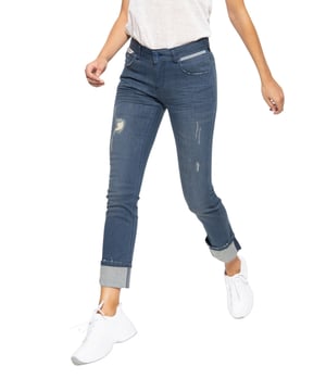 Ein echter Hingucker: die reflektierenden Details der ATT Jeans sorgen für spannende Akzente! Die Jeans im Used-Look mit Destroyed-Effekten im Straight Fit macht einiges her. Ihr Denim-Gewebe mit Wonder Stretch schmiegt sich ideal an den Körper an und fühlt sich wie eine zweite Haut an. Lässige Waschungen der Hose im 5-Pocket Look ihr legeres Aussehen. Coole Details wie die reflektierenden Akzente unterhalb des Bundes an der Front, sowie an den Beinaufschlägen, oder das Brandlabel hinten machen die Damen Hose zu einem richtigen It-Piece, das sich super zu Sneaker und T-Shirts kombinieren lässt!  AMOR, TRUST & TRUTH: Top Qualität, top Verarbeitung und feminine, Designs für den Alltag; dafür steht ATT!DESIGN: Die coole Damen Jeans im 5-Pocket Look von ATT verfügt Waschungen, Destroyed Elemente im Used Look, sowie reflektierende Akzente  PASSFORM: Ein lässiger Fit mit Straight Leg sorgt für einen bequemen SitzMATERIAL: Das hochwertige Denim Jeansgewebe mit Wonder Stretch passt sich toll dem Körper an und sorgt für angenehmen Komfort KOMBINATIONSMÖGLICHKEIT: Sticht besonders zum legeren Basic T-Shirt mit Sneaker heraus  LIEFERUMFANG: Die Damenhose von ATT ist in den Größen 34 - 42 verfügbar