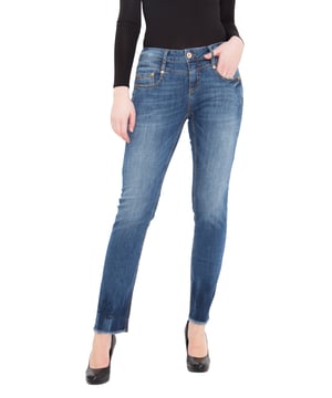 Die Straight-Cut Jeans »Stella« von Amor, Trust & Truth betont dank der hochwertigen Stretch Baumwolle und des femininen Schnitts gekonnt die Figur! Die 5-Pocket-Jeans präsentiert sich in einer modernen Waschung mit Abriebstellen und Sitzfalten am Oberschenkel. Einen sommerlichen Trend Look erhält sie durch die Fransenkante am Saum. Logoknöpfe und Nieten, sowie ein Leder-Patch hinten runden das Design perfekt ab. Durch den hohen Tragekomfort ist die Stella die perfekte Ergänzung im Alltag zu Heels oder Flats, in der sich Frau rundum wohlfühlen kann.  Feminine 5-Pocket Jeans von ATThochwertige Baumwollqualität mit StretchStraight Cut mit geradem BeinverlaufMittlere LeibhöheSommerlicher Look für den Alltag