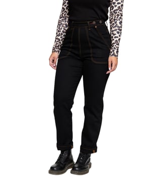 Queen Kerosin bietet Qualität und ein ausgezeichneten Vintage-Style. So kann auch diese 50's Vintage Jeans im Selvedge Stil unserer Queen glänzen. Sie besteht aus einem hochwertigen, robusten Denim-Material aus Baumwolle mit Stretch für eine exzellente Beweglichkeit. Sie ist hochgeschnitten im High Waist und hat einen bequemen Regular Fit, perfekt für einen angenehmen Tragekomfort über den gesamten Tag hinweg. Kontrastierende Absteppungen und charakteristische Pinstripe-Motive auf den Gesäßtaschen verleihen der Hose einen authentischen Look. Geschlossen wird sie seitlich in der Front, gut  versteckt unter einer der aufgesetzten Taschen. Ein klassisches Leder-Brandlabel am Bund rundet den Look ideal ab. Du entscheidest ob Du sie feminin mit Pumps und Bluse oder lieber derb mit Boots und T-Shirt kombinieren willst.  QUEEN KEROSIN:  Das vintage Label Queen Kerosin ist bekannt in der Biker und Rockabilly Szene. Es steht für den Lifestyle der 50's mit Motorräder, Rock'n'Roll, Rockabilly, Hotrod und lässt das Lebensgefühl von damals durch seine retro Designs wieder aufleben!DESIGN: Du stehst auf den authentischen Vintage Stil? Dann passt die Queen Kerosin High Waist Jeans im Selvedge Look perfekt zu Dir! Sie besitzt markant abgesteppte Aufsatztaschen mit coolen Pinstripe-Motiven auf den GesäßtaschenPASSFORM: Die High Waist Hose ist in einem bequemen Regular Fit geschnitten und wird an der Seitennaht mittels Reißverschluss und Knopf geschlossen MATERIAL: Der robuste Denim besteht aus Baumwolle mit Stretch Anteil für einen angenehmen TragekomfortKOMBINATIONSMÖGLICHKEITEN: Du entscheidest ob Du sie feminin mit Pumps und Bluse oder lieber derb mit Boots und T-Shirt kombinieren willstLIEFERUMFANG: Die authentische Jeans ist in den Größen 26 - 34 Längen 32/34  erhältlich