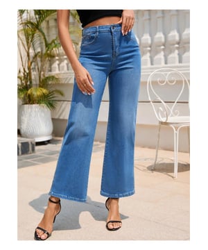 Hoge taille wijde pijpen jeans  
Met zakken  
Materiaal samenstelling: 95% rayon, 5% polyester  
Wasinstructies: Machinewas koud, in de droger op lage temperatuur  
Geïmporteerd  
Beschikbaar in maten S, M, L, XL