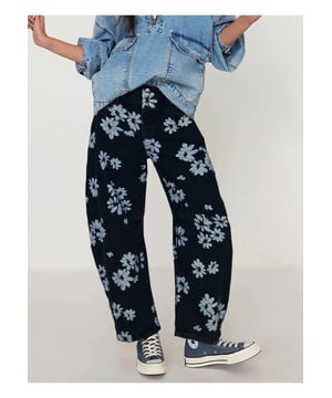 Product: Geprinte Wijde Leg Jeans  
Geslacht: Dames  
Kenmerken: Met zakken  
Materiaal samenstelling: 95% rayon 5% polyester  
Rek: Geen stretch  
Wasinstructies: Machinewas koud. Lage temperatuur in de droogtrommel.  
Geïmporteerd  
Maat S: Onderlengte 96,0 cm Heup 100,1 cm Taille 72,0 cm  
Maat M: Onderlengte 97,2 cm Heup 103,9 cm Taille 76,0 cm  
Maat L: Onderlengte 98,0 cm Heup 110,0 cm Taille 82,0 cm  
Maat XL: Onderlengte 99,1 cm Heup 116,0 cm Taille 88,0 cm  
Maat 2XL: Onderlengte 100,0 cm Heup 121,9 cm Taille 94,0 cm
