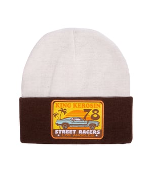 Du stehst auf den lässigen Retro-Stil der 70er Jahre? Dann wird dich diese Strickmütze von King Kerosin begeistern! Sie überzeugt mit ihrem zweifarbigen Design mit kontrastierendem Aufschlag und dem wertigen Patch in der Front. Die Mütze verschafft selbst im Winter etwas Farbe und kann deine legeren Outfits im Alltag zum leuchten bringen. Für einen angenehmen Tragekomfort der One-Size Mütze sorgt die elastische, warme Strickware aus Acryl.  KING KEROSIN: Mit den authentischen Designs, die dem Lifestyle der 50er Jahre nachempfunden sind, findet die Kultmarke besonders in der Vintage und Retro Szene großen Anklang. Mit King Kerosin verbindet man Rock'n'Roll, Rockabilly, Hot Rod, Motorrad, Tattoos und Biker!DESIGN: Ein super Accessoire für den Winter, die King Kerosin Strickmütze! Ihr Bi-Color Design harmoniert gekonnt mit dem wertigen Patch in der Front. Ein angenehmer Sitz macht die Mütze zu einem angenehmen Begleiter für kalte Herbst- und WintertagePASSFORM: Die elastische Maschenware passt sich der individuellen Kopfform an und verschafft einen großartigen Tragekomfort MATERIAL: Die wärmende, elastische Maschenware besteht aus robustem, langlebigem AcrylKOMBINATIONSMÖGLICHKEIT: Die King Kerosin Strickmütze verschafft dir einen super Look mit Vintage Vibes!LIEFERUMFANG: Eine Lieferung enthält eine King Kerosin Strickmütze