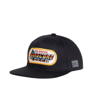 Wem das Statement der Frontstickerei der Snapback Cap von King Kerosin noch nicht reicht, kann das mit dem Print auf der Schirmunterseite toppen. Die Kappe ist hinten geöffnet und kann durch eine praktische Druckknopflasche in ihrer Größe reguliert werden. Dadurch werden eine allzeit optimale Passform sowie ein maximal angenehmer Tragekomfort  gewährleistet. Für ein optimales Kopfklima ist durch die Luftlöcher des robusten Gewebes aus Baumwolle gesorgt. Egal ob rockig oder leger gestylt, die Cap garantiert besten Auftritt.  KING KEROSIN: Mit King Kerosin verbindet man Rock'n'Roll, Rockabilly, Hot Rod, Motorrad und Biker. Mit den authentischen Designs, die dem Lifestyle der 50er Jahre nachempfunden sind, findet die Kultmarke besonders in der Vintage und Retro Szene großen Anklang.DESIGN: Diese coole Trucker Cap von King Kerosin sorgt mit seiner hochwertigen Stickerei in der Front, Mesheinsatz, einem flachen Schirm und vor allem dem Print auf der Schirmunterseite für große Augen.PASSFORM: Ein 7-Lochverschluss ermöglicht eine optimalen Passform.MATERIAL: Aus robuster hochwertiger Baumwolle und einem luftdurchlässigen Trucker Netz aus Polyester hinten.KOMBINATIONSMÖGLICHKEIT: Ein Must-Have, das deinen Biker-Style abrundet.LIEFERUMFANG: Eine Lieferung enthält eine King Kerosin Cap