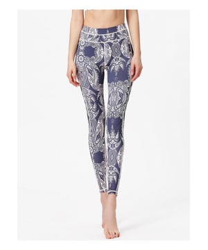 Producto: Leggings Activos de Cintura Alta con Estampado  
Estilo básico  
Extremadamente elástico  
Composición del material: 85% poliéster 15% spandex  
Instrucciones de cuidado: Lavar a máquina con agua fría, secar a baja temperatura  
Importado  
Tamaños disponibles: S (EE. UU. 2/4) M (EE. UU. 6) L (EE. UU. 8) XL (EE. UU. 10)
