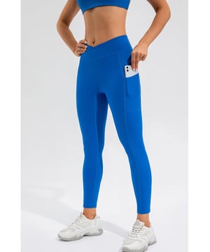 Hochtaillierte Active Leggings mit Taschen  
Sehr dehnbar für Komfort und Flexibilität  
Hergestellt aus 80% Nylon und 20% Elasthan  
Verfügt über praktische Taschen für zusätzlichen Komfort  
Maschinenwäsche kalt, im Trockner bei niedriger Temperatur trocknen  
Importiert  
Größe S: Länge des Hosenbeins 84 cm, Taille 52 cm, Hüfte 70 cm  
Größe M: Länge des Hosenbeins 85 cm, Taille 56 cm, Hüfte 74 cm  
Größe L: Länge des Hosenbeins 86 cm, Taille 60 cm, Hüfte 78 cm  
Größe XL: Länge des Hosenbeins 87 cm, Taille 64 cm, Hüfte 82 cm  
Entwickelt für Frauen  
Material: 80% Nylon, 20% Spandex