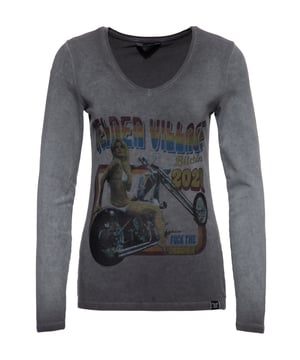 Dieses sexy Longsleeve von Queen Kerosin kann mit seinem oldschool Print in der Front und seinem legeren Oilwash-Effekt überzeugen. Ein sexy V-Ausschnitt und eine enge Passform im Slim Fit akzentuieren die weiblichen Kurven gekonnt. Durch die elastische, weiche Maschenware aus Baumwolle mit Stretch entsteht ein angenehmer Tragekomfort. Dieses It-Piece braucht nicht viel um zu wirken, einfach mit lässigen Jeans im Used-Look und Sneaker kombinieren und schon erhältst du ein legeres Outfit für den Alltag, das besonders Freunden der Biker- und der Vintage-Szene gefallen wird.  QUEEN KEROSIN: Du liebst den wilden Lifestyle der 50er Jahre in den USA? Wir auch! Darum sind unsere authentischen Vintage-Designs mit Motorräder, Rock'n'Roll, Rockabilly, Hotrod und so weiter, an die vergangene Zeit angelehntDESIGN: Dieses Longsleeve von Queen Kerosin verfügt über einen sexy Print im Retro Style, über einen lässigen Oilwash und einen verführerischen V-Ausschnitt PASSFORM: Die enge Passform im Slim Fit akzentuiert die weiblichen Kurven perfektMATERIAL: Weiche, hautfreundliche Maschenware aus Baumwolle mit Stretch KOMBINATIONSMÖGLICHKEITEN: Egal ob leger zur Jeans im Used Look und Lederjacke oder doch feminin und sexy zum engen Bleistiftrock, das T-Shirt hiterlässt den richtigen Eindruck!LIEFERUMFANG: Das Longsleeve ist in S M L XL XXL 3XL und 4XL erhältlich