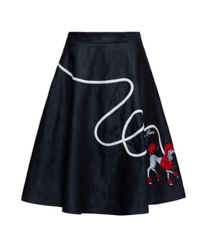 Erwecke den Rockabella-Charme mit dem Queen Kerosin Swing Jeans Rock! Dieser hochtaillierte Rock ist der perfekte Begleiter für alle Vintage-Liebhaberinnen. Das hochwertige Stickerei-Design verleiht ihm eine besondere Note und lässt dich stilvoll hervorstechen. Der seitliche Reißverschluss sorgt nicht nur für eine bequeme Passform, sondern auch für einen raffinierten Look. Der Rock besteht aus einer hochwertigen Baumwollmischung, die angenehm zu tragen ist und gleichzeitig eine lange Haltbarkeit gewährleistet. Mit dem Queen Kerosin Swing Jeans Rock setzt du ein modisches Statement. Egal, ob du ihn mit einem klassischen Oberteil oder einem verspielten Crop-Top kombinierst, du wirst immer einen einzigartigen Vintage-Stil präsentieren.  QUEEN KEROSIN: Du liebst und lebst den Lifestyle der amerikanischen 50er Jahre? Du stehst auf Hot Rod, Motorräder, Biker, Rock'n'Roll, Tattoos, Rockabilly und alles was dazu gehört? Wir auch! Wir kombinieren authentische Designs im vintage und retro Stil mit hochwertigen Materialen für ein tolles Tragegefühl und top Qualität. So kannst Du die wilden, rockigen Zeiten der 50's erneut zum Leben erwecken!DESIGN: Hochtaillierter Damen Jeans Swing Rock von Queen Kerosin, mit seitlichem Reißverschluss und hochwertiger Stickerei im Vintage-Stil.PASSFORM: Femininer und lässiger Style durch den slim fit Schnitt.MATERIAL: Aus robuste, hautfreundliche Baumwollmischung.KOMBINATIONSMÖGLICHKEITEN: Besonders gut kombinierbar zu Pumps oder Lederjacke.LIEFERUMFANG: Der Swing Rock ist in den Größen XS S M L XL XXL 3XL und 4XL erhältlich.