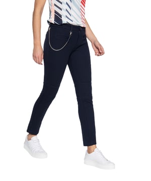 Mit dieser »Valeria« von ATT gelingt Ihnen ein top modischer Auftritt. Doch sieht die Hose nicht nur super aus, sondern ist durch die weiche Maschenware und dem Chino Fit auch noch super bequem. Das Strukturmuster im Zick Zack Verlauf  und die Zier-Paspeltaschen sind entscheidend für den Look der Hose. Teilungsnähte am Knie und eine Kette vervollständigen das Design. Egal ob chic zu Pumps und Bluse oder lässig zu Sneaker, die »Valeria« macht immer eine tolle Figur!  Modische Hose von Amor Trust & TruthIm Chino FitAus weicher MaschenwareMit StrukturmusterMit Zier-PaspeltacshenModerner Casual Look