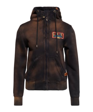 Die Kultmarke Queen Kerosin kann mit der »Q.K. Adventure Gear« Sweatjacke sowohl optisch, als auch funktionell punkten. Das legere Design entsteht durch den lässigen Oilwash Effekt, der dem Ganzen einen coolen Used-Look verpasst und perfekt mit der Stickerei im Rücken harmoniert.  Bei dieser Sweatjacke handelt es sich um eine Funktionsjacke, die mittels separatem Softshell-Innenfutter mit diversen Innentaschen zur Outdoorjacke aufgerüstet werden kann. Das wasser- und windabweisende Futter kann mit dem eingearbeiteten Reißverschlusssystem einfach herausgenommen, wieder eingesetzt, oder gar innerhalb der »Q.K. Adventure Gear« Linie beliebig ausgetauscht werden. Mit dem passenden Queen Kerosin Motorradfutter der »Motor Gear« (separat erhältlich) lässt sich die legere Sweatjacke im Comfort Fit auch zum Motorradfahren verwenden. Oder wenn es mal richtig kalt sein sollte wäre das Fleece-Innenfutter (separat erhältlich) die perfekte Wahl. Du kannst die Jacke also als normale Sweatjacke drinnen oder mit einem Innenfutter als Outdoorjacke tragen.  Auch das Innenfutter lässt sich als eigenständige Jacke problemlos tragen und kombinieren. Des Weiteren besitzt sie eine Kapuze mit Kordelzug, Rippbündchen an Ärmeln und am Saum und Eingrifftaschen, die mit einem Reißverschluss versehen sind. Das Obermaterial besteht aus einer hautfreundlichen Sweatware, die für ein optimales Wohlfühlgefühl sorgt.  QUEEN KEROSIN: Mit dem Label Queen Kerosin assoziiert man Biker, Motorräder, Rock'n'Roll, Rockabilly, Hotrod und alles was den Lifestyle der 50's betrifft! Dementsprechend findet unser Vintage Label gerade bei Retro Fans der Biker Szene großen AnklangDESIGN: Queen Kerosin präsentiert die Adventure Gear Sweatjacke mit separatem Softshell Innenfutter! Die Funktionsjacke mit Oilwash Effekt im Used Look hat eine Kapuze mit Kordelzug, kontrastierende Stickereien und Eingrifftaschen mit Reißverschluss. Mit dem passenden Innenfutter kann die Jacke auch zum Biken getragen werdenPASSFORM: Tolle Bequemlichkeit durch angenehmen Regular FitMATERIAL: Der Oberstoff besteht aus einer weichen, elastischen Maschenware und das herausnehmbare Innenfutter aus wasserabweisendem SoftshellKOMBINATIONSMÖGLICHKEITEN: Die Funktionsjacke kann entweder Indoors als Sweater oder draußen als Outdoorjacke getragen werdenLIEFERUMFANG: Eine Lieferung enthält eine Damen Queen Kerosin Sweatjacke in XS S M L XL XXL 3XL oder 4XL