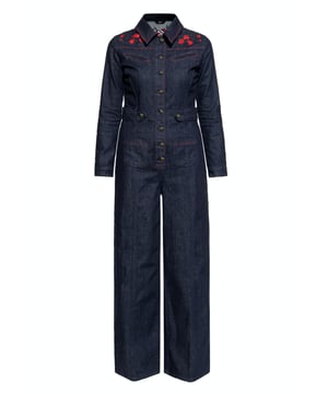Rose of the 50s! Mit diesem Langarm Denim Overall von Queen Kerosin im Western Stil verbindest du Eleganz mit Coolness im Vintage Look. Das dunkle Denim kombiniert mit roten Kontrastnähten und hochwertigen floralen Rosen Stickereien setzt markante aparte Akzente. Der abnehmbare, verstellbare Taillengürtel sowie das ausgestellte Hosenbein mit gesteppter Bügelfalte betonen gekonnt den Slim-Fit und die weibliche Silhouette im Look der 50er Jahre. Reverskragen und die durchgängige Knopfleiste in der Front bis zur Taille umspielen den lässigen, femininen Style. Aufgesetzte Brusttaschen, Gesäßtaschen sowie Eingrifftaschen auf den Oberschenkeln verleihen einen legeren Touch. Durch den hohen Baumwollanteil mit einem Hauch Elastan entsteht auch bei einem längeren Saloon Besuch ein angenehmer Tragekomfort. Authentisch zu Boots oder sexy, elegant zu High Heels und Red Lipstick, mit diesem Glanzstück wirst du bei jeder Gelegenheit die Blicke auf dich ziehen.  QUEEN KEROSIN: Du liebst und lebst den Lifestyle der amerikanischen 50er Jahre? Du stehst auf Hot Rod, Motorräder, Biker, Rock'n'Roll, Tattoos, Rockabilly und alles was dazu gehört? Wir auch! Wir kombinieren authentische Designs im vintage und retro Stil mit hochwertigen Materialen für ein tolles Tragegefühl und top Qualität. So kannst Du die wilden, rockigen Zeiten der 50's erneut zum Leben erwecken!DESIGN: Authentischer Damen Langarm Denim Overall von Queen Kerosin im Western Stil mit floraler Vintage Stcikerei. Rote Kontrastnähte sowie wie aufgesetzte Brusttaschen und seitliche Eingriffstaschen auf den Oberschenkeln setzten gekonnte Akzente.PASSFORM: Slim-Fit Passform mit abnehmbaren, verstellbare Taillengürtel in Verbindung mit dem ausgestellten Bein und gesteppter Bügelfalte betont gekonnt die weibliche Silhouette. Reverskragen und die durchgängige Knopfleiste in der Front bis zu Taille umspielen stilvoll den lässigen, femininen Style.MATERIAL: Der hohe Baumwollanteil mit einem Hauch Elastan ermöglichen ein angenehmes Haut- und Tragegefühl.KOMBINATIONSMÖGLICHKEIT:Authentisch zu Boots oder Sexy, elegant mit High Heels mit diesem Glanzstück bist Du für jede Gelegenheit gerüstet.LIEFERUMFANG: Dieser Queen Kerosin Workwear Jeans Overall ist in den Größen XS - 4Xl erhältlich.