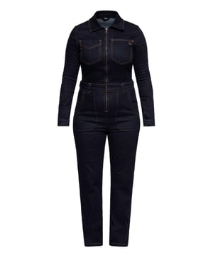 Tauch ein in die Welt des Vintage-Glamours mit dem Queen Kerosin Denim Overall. Inspiriert vom klassischen Stil der 50er Jahre, kombiniert dieser Overall zeitlose Eleganz mit modernem Komfort. Oben beginnend, zeichnet sich der Overall durch einen geschmeidigen Kragen aus, der nahtlos in einen praktischen Frontal-Reißverschluss übergeht. Perfekt für schnelles An- und Ausziehen, sorgt der Reißverschluss zugleich für eine ansprechende Linienführung. Die langen Ärmel enden in eleganten 1-Knopf-Manschetten, die einen Hauch von Raffinesse hinzufügen.  Die Brustpartie wird durch zwei aufgesetzte Taschen betont, die nicht nur praktisch sind, sondern auch den Vintage-Look unterstreichen. Eine metallene Label-Applikation auf einer der Brusttaschen fügt einen exklusiven Akzent hinzu und macht den Overall zu einem echten Hingucker.  Der Denim-Stoff ist mit sorgfältigen Kontrastnähten verarbeitet, die das Gesamtbild gekonnt akzentuieren. Durch die Beimischung von Elastan bietet der Stoff eine angenehme Dehnbarkeit, die Bewegungsfreiheit und Tragekomfort garantiert, ohne dabei die Form zu verlieren.  Um die Taille herum verleihen zwei Schnallen mit Metallknöpfen dem Overall eine stilvolle Note. Diese Designelemente fügen eine besondere Ästhetik hinzu, die den Vintage-Look unterstreicht. Ebenso sorgen die dekorativen Gürtelschlaufen vorne für einen raffinierten Akzent, der den Gesamtcharakter des Overalls ergänzt.  Die Hüftpartie wird durch zwei Eingrifftaschen und zwei Potaschen ergänzt, die nicht nur praktisch sind, sondern auch deine Figur schmeicheln. Der gerade Beinabschluss rundet das Design stilvoll ab. Der Queen Kerosin Denim Overall bietet eine Slim-Fit-Passform, die deine Silhouette betont und zugleich genug Bewegungsfreiheit für den Alltag bietet.  Mit diesem Overall bekommst du nicht nur ein Kleidungsstück, sondern ein Statement-Stück, das deinen individuellen Stil mit einem Hauch von Nostalgie zelebriert. Der Queen Kerosin Denim Overall ist die perfekte Wahl für alle, die zeitlose Mode mit einem modernen Twist schätzen.  QUEEN KEROSIN: Queen Kerosin steht für den amerikanischen Zeitgeist der 50er Jahre mit Rock'n'Roll Rockabilly, Motorrädern, Bikes, Hot Rod und allem was dazu gehört! Unsere Designs mit Vintage Charme bringen Dich zurück in die gute Zeit.DESIGN: Das Workwear Overall im klassischen Stil der 50er Jahre, kombiniert zeitlose Eleganz mit modernem Komfort. Die langen Ärmeln enden in eleganten 1-Knopf-Manschetten. Die Brustpartie wird durch zwei aufgesetzte Taschen betont. Eine metallene Label-Applikation auf einer der Brusttaschen macht den Overall zu einem Hingucker. Der Denim-Stoff ist mit sorgfältigen Kontrastnähten verarbeitet, die das Gesamtbild gekonnt akzentuieren. Um die Taille herum verleihen zwei Schnallen mit Metallknöpfen eine stilvolle Note. Zwei Eingrifftaschen in der Hüftpartie und zwei Potaschen runden das Design ab.PASSFORM: Der Slim Fit unterstreicht die feminine Silhouette und bietet zugleich genug Bewegungsfreiheit.MATERIAL: Aus hochwertiger Baumwolle mit Elastan Beimischung.