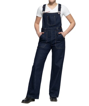 Authentische, coole Workwear und zeitgleich feminin präsentiert Queen Kerosin ihre Latzhose im angesagten Vintage Design. Der originale figurbetonte 50er Jahre "Marlene Hight Waist" sowie das ausgestellte Bein, welches sich raffiniert umschlagen lässt, machen Sie zu einem absoluten Schmuckstück der aktuellen Kollektion. Der typische Worker-Look entsteht gekonnt durch die klassische Brusttasche sowie eckige plakative Eingrifftaschen in er Front und Gesäß. Verstellbare Schulterriemen sorgen für den optimalen Sitz und betonen den legeren Flair. Kontrastnähte und Label Patch setzten gekonnt dezente Akzente. Hergestellt aus hochwertiger Baumwolle, mit einem hauch Elastan entsteht ein langlebiger, angenehmer Haut und Tragekomfort. Kess kombiniert zu Sneakern und Tank Top oder gerne auch sexy zu Pumps entsteht freches Rockabella Outfit, mit dem du die Blicke auf dich ziehen wirst.  QUEEN KEROSIN: Das vintage Label Queen Kerosin ist bekannt in der Biker und Rockabilly Szene. Es steht für den Lifestyle der 50's mit Motorräder, Rock'n'Roll, Rockabilly, Hotrod und lässt das Lebensgefühl von damals durch seine retro Designs wieder aufleben!DESIGN: Authentische, coole Workwear und zeitgleich feminin präsentiert Queen Kerosin ihre Latzhose im angesagten Vintage Design. Der typische Worker-Look entsteht gekonnt durch die klassische Brusttasche sowie eckige plakative Eingrifftaschen in er Front und Gesäß. Kontrastnähte und Label Patch setzten gekonnt dezente Akzente.PASSFORM: Orginale 50'ies Passform in High Waist Marlen Fit mit ausgestelltem Bein welches auch raffiniert umschlagen lässt. Optimaler Sitz durch verstellbare Schulterriemen.MATERIAL: Robustes, langlebiges Denim Gewebe aus hochwertiger Baumwolle mit Stretch Anteil für einen angenehmen Tragekomfort.KOMBINATIONSMÖGLICHKEITEN: Kess kombiniert zu Sneakern und Tank Top oder gerne auch sexy zu Pumps entsteht freches Rockabella Outfit, mit dem du die Blicke auf dich ziehen wirst.LIEFERUMFANG: Die Damen Denim Latzhose ist in den Größen Weite: 26-34 Länge: 30-32 erhältlich
