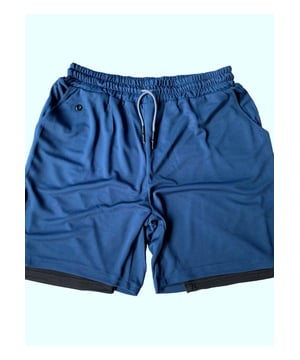 Estilo básico  
Material ligeramente elástico  
Composición 100% poliéster  
Lavar a máquina en frío, secar a baja temperatura  
Importado  
Disponible en tallas de M a 3XL  
Bolsillos funcionales