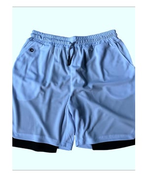 Estilo básico  
Material ligeramente elástico  
Composición 100% poliéster  
Lavar a máquina en frío, secar a baja temperatura  
Importado  
Disponible en tallas M a 3XL  
Bolsillos funcionales
