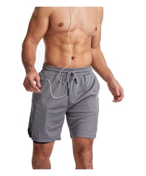 Basisstijl  
Slightly stretchy materiaal  
100% polyester samenstelling  
Machinewas koud, trommeldrogen op lage temperatuur  
Geïmporteerd  
Verkrijgbaar in maten M tot 3XL  
Functionele zakken