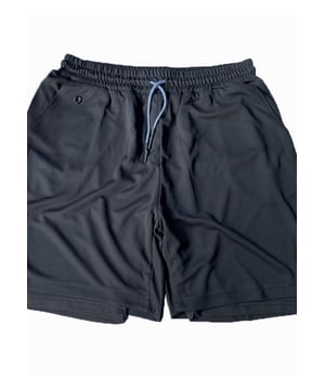 Estilo básico  
Material ligeramente elástico  
Composición 100% poliéster  
Lavar a máquina en frío, secar a baja temperatura  
Importado  
Disponible en tallas M a 3XL  
Bolsillos funcionales  